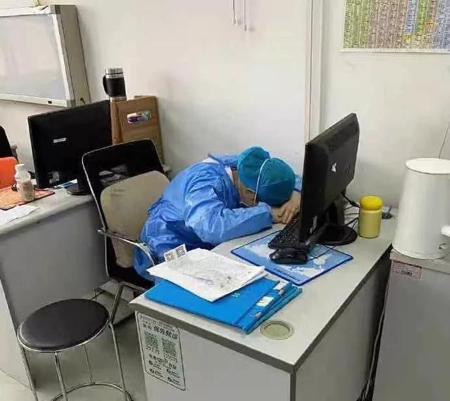 Борьба с вирусом: Образы уставших и спящих врачей