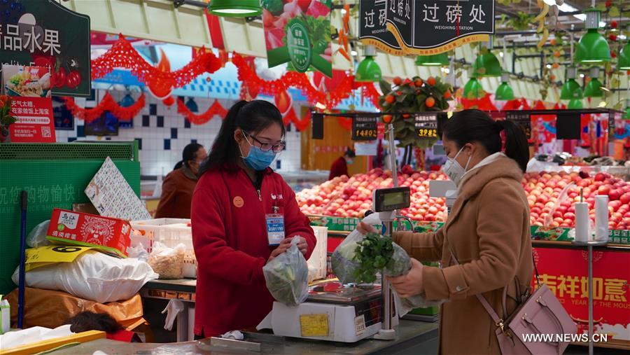 Борьба со вспышкой коронавирусной инфекции -- Китай принимает все меры для полноценного снабжения населения важнейшими товарами