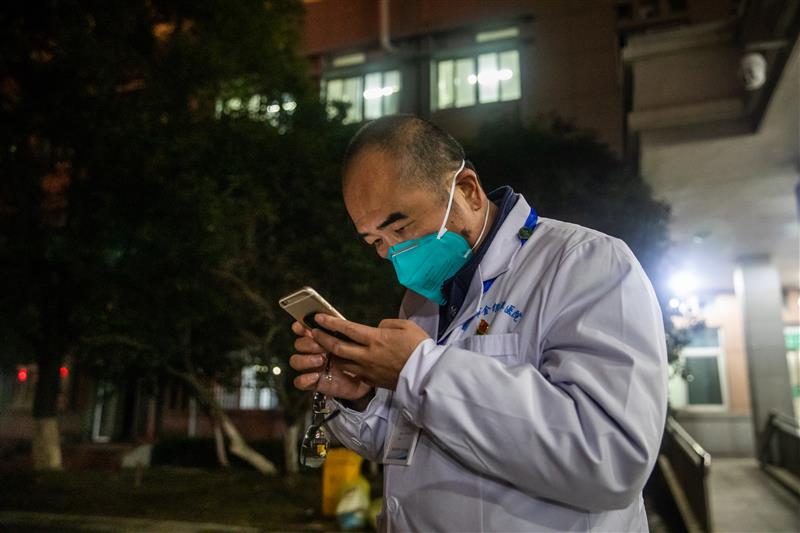 Герои битвы с эпидемией: директор больницы Цзиньиньтань в Ухане неизлечимо болен, его супруга заражена. 