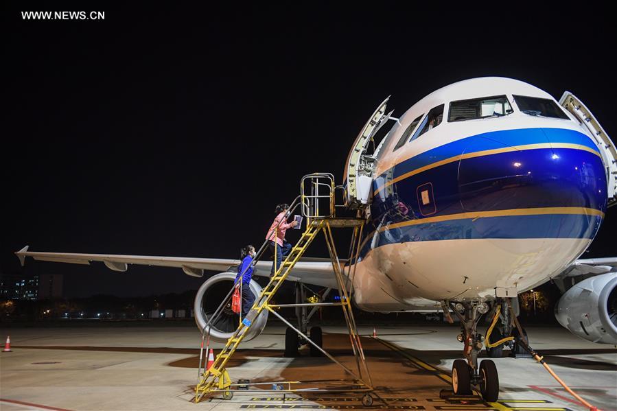 Авиакомпания China Southern Airlines усиливает работу по дезинфекции салонов всех пассажирских самолетов для предотвращения распространения коронавируса нового типа