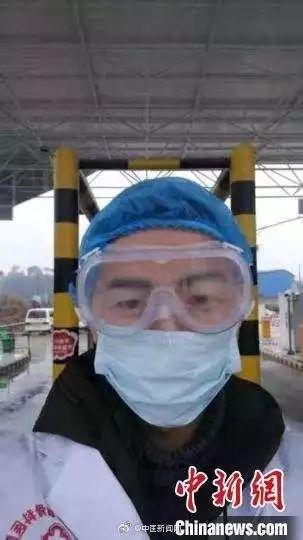 В Китае в борьбе с коронавирусом скоропостижно скончался врач