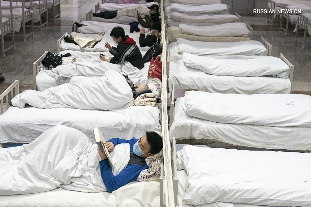 В китайском городе Ухань импровизированные госпитали начали принимать пациентов