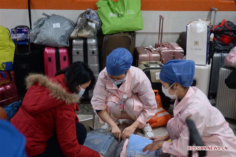 Борьба со вспышкой коронавирусной инфекции -- Третья группа медиков из университетской клиники "Сянъя" в Чанша отправилась в Хубэй