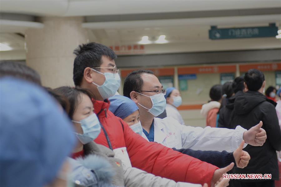 Борьба со вспышкой коронавирусной инфекции -- Третья группа медиков из университетской клиники "Сянъя" в Чанша отправилась в Хубэй
