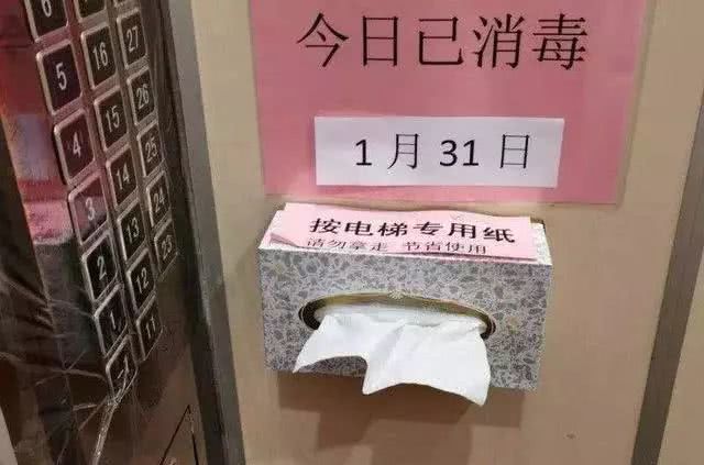Китайцы приняли новые меры предосторожности в лифтах