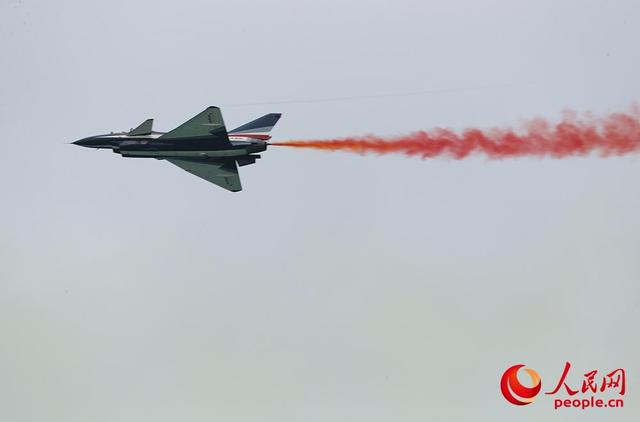 Пилотажная группа ВВС НОАК Баи выступает в Сингапуре
