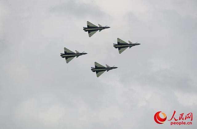 Пилотажная группа ВВС НОАК Баи выступает в Сингапуре