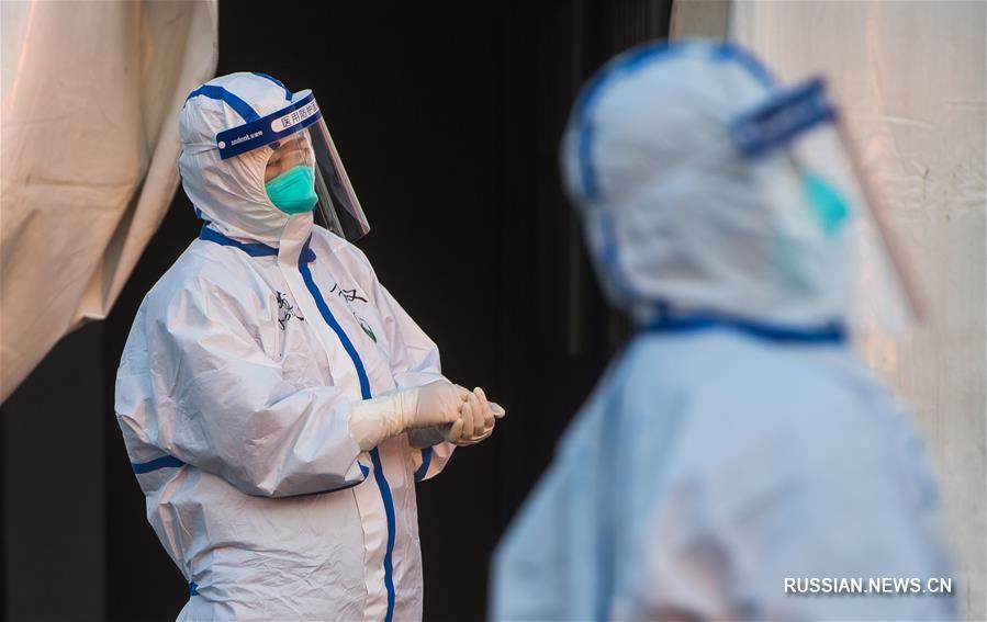 Временный госпиталь в Уханьском спортивном центре начал прием пациентов с вирусном пневмонией