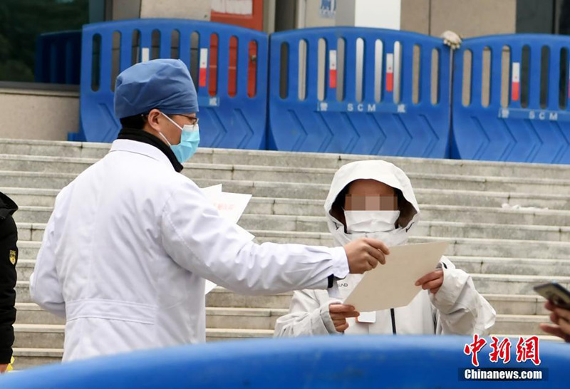 Из временного госпиталя в спорткомплексе "Хуншань" в Ухане выписали первую группу выздоровевших