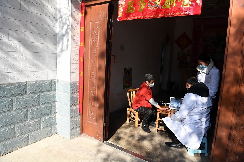 Медики в микрорайонах китайских городов прикладывают все усилия для сдерживания эпидемии коронавируса