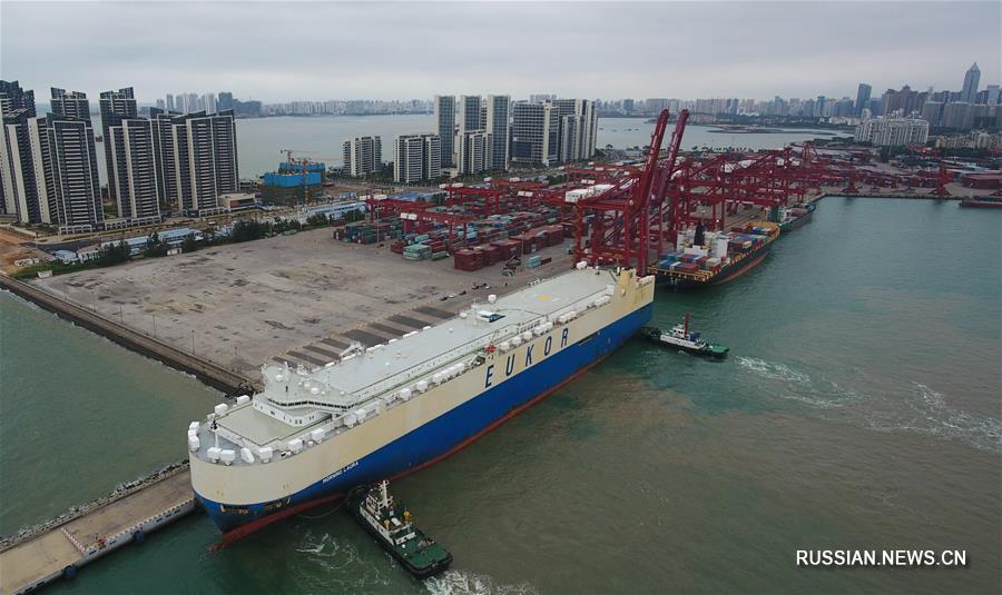 В Хайнаньской зоне свободной торговли пришвартовалось первое иностранное судно с автомобилями