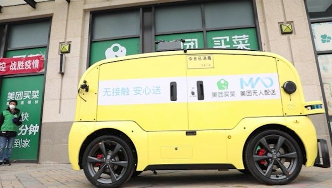 Беспилотные автомобили компании Meituan доставляют продукты питания жителям Пекина