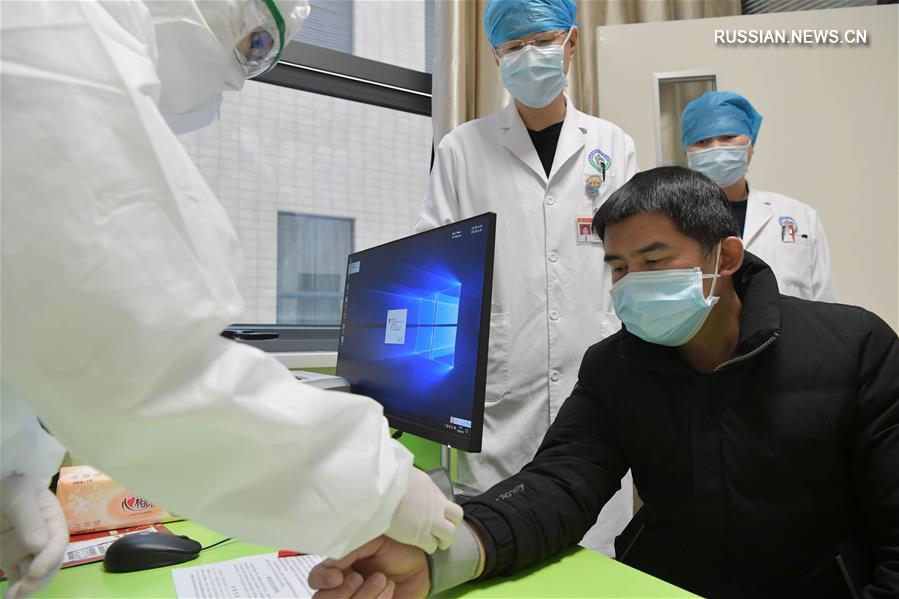 Излечившийся от вирусной пневмонии пациент стал первым донором плазмы крови реабилитационного периода в провинции Цзянси