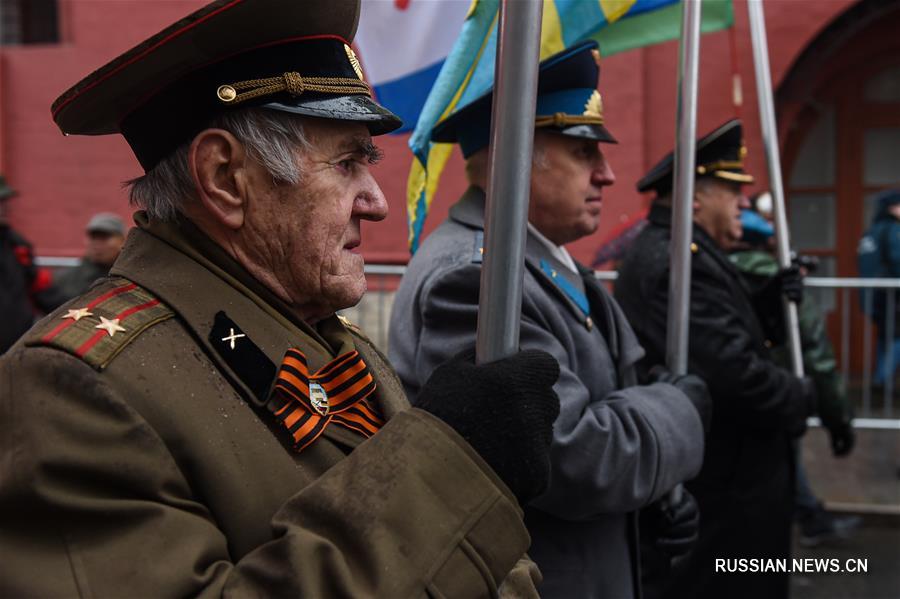 КПРФ провела в Москве шествие по случаю Дня защитника Отечества