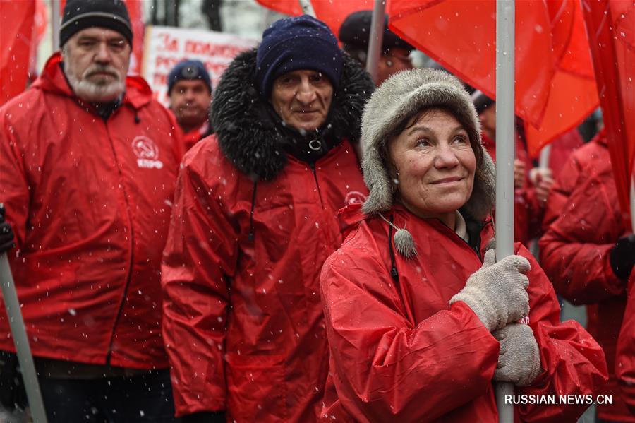 КПРФ провела в Москве шествие по случаю Дня защитника Отечества