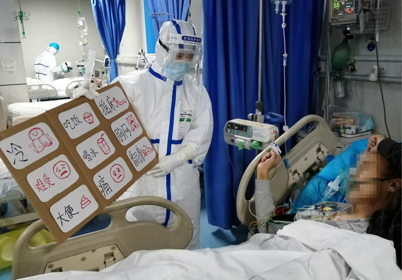 Творческий подход в работе с пациентами в больнице города Ухань 
