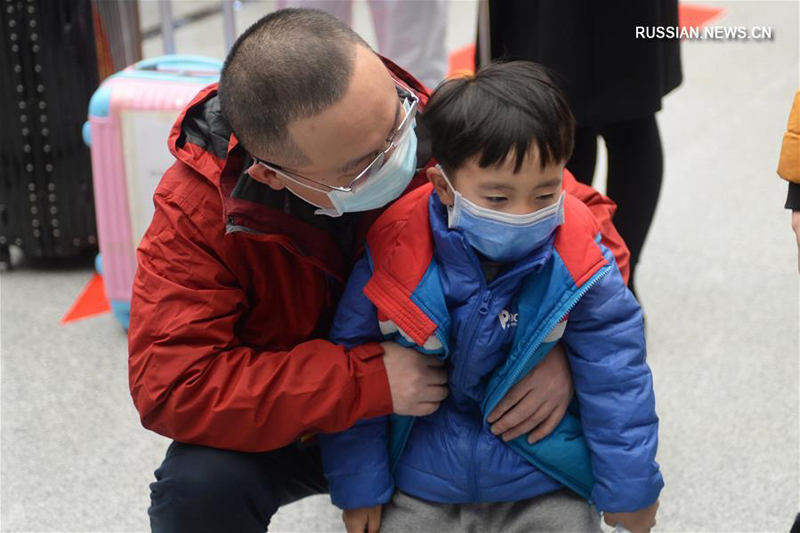 Борьба со вспышкой коронавирусной инфекции -- Пятая группа медиков из провинции Хунань отправилась в город Хуанган 