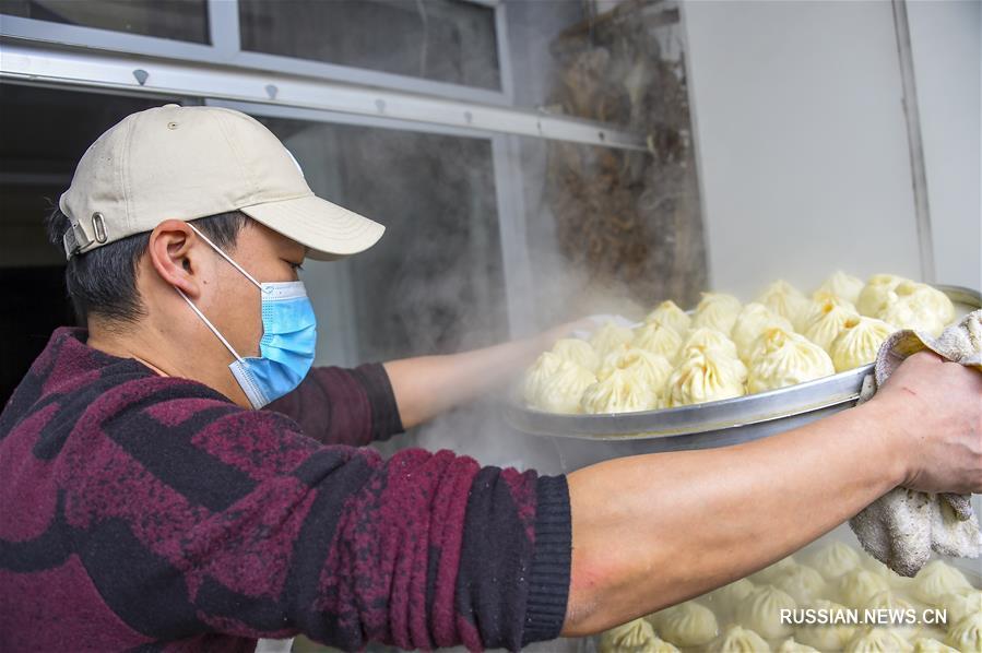 Супруги из Сяоганя готовят бесплатную выпечку для бойцов противоэпидемического фронта