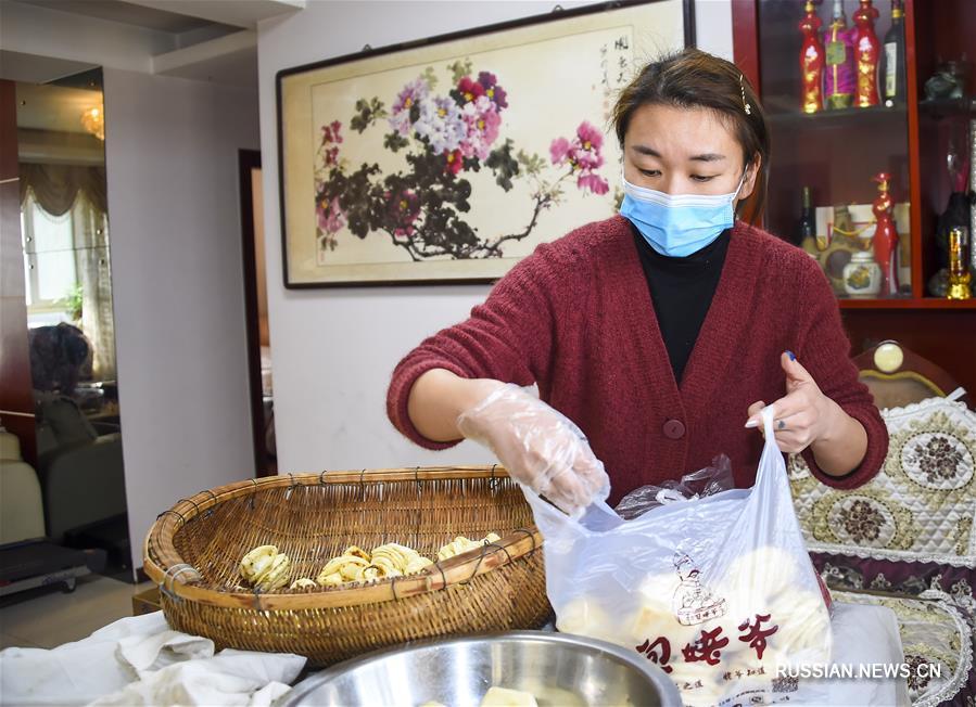 Супруги из Сяоганя готовят бесплатную выпечку для бойцов противоэпидемического фронта