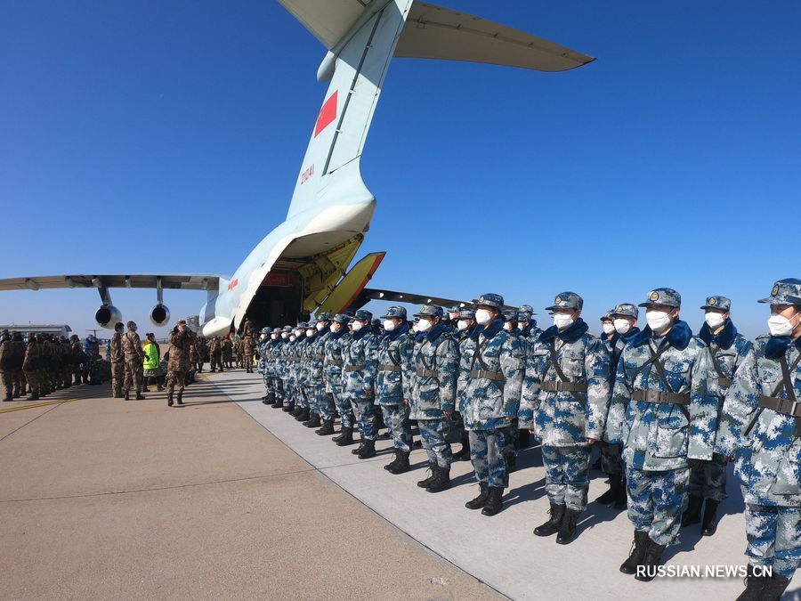 Китай направил 4000 военных медиков на поддержку противоэпидемической работы в Ухане