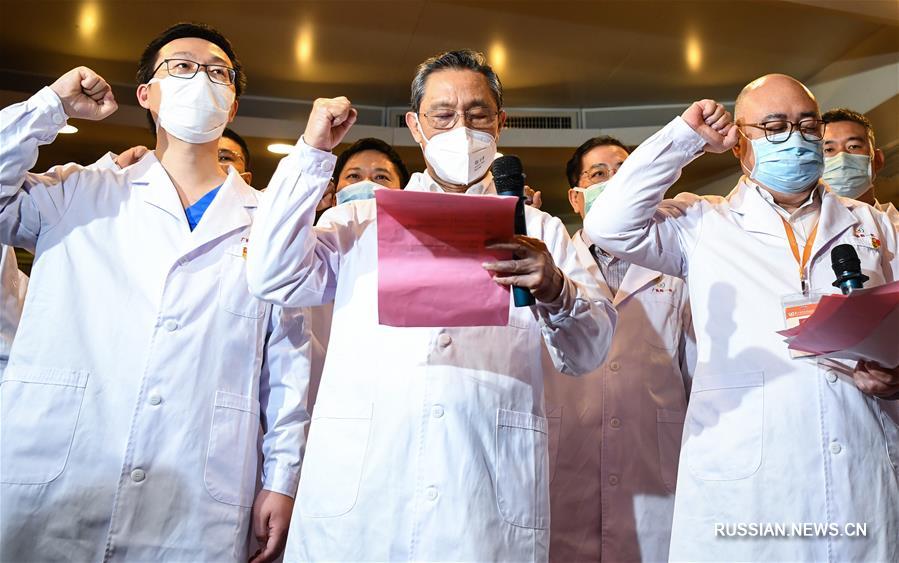 Чжун Наньшань принял присягу у вступивших в КПК врачей из Уханя