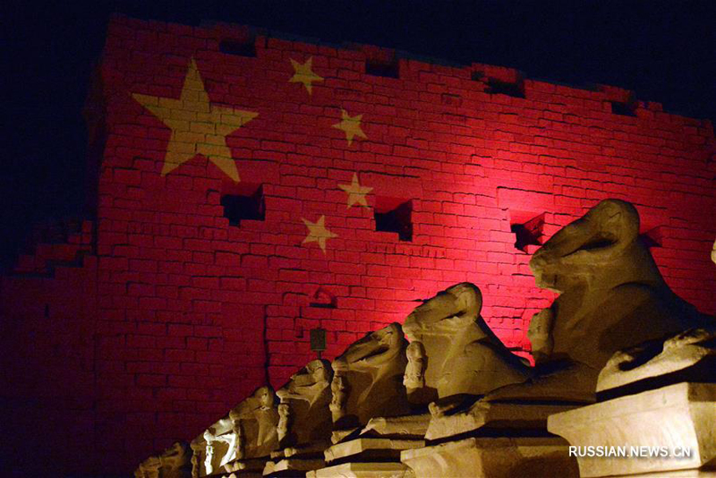 Стены древних памятников Египта окрасились в красный цвет в знак поддержки Китая