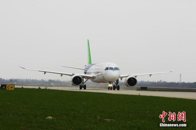 Китайский крупногабаритный пассажирский самолет C919 прошел тест руления на заболоченной взлетно-посадочной полосе аэропорта Яоху города Наньчан