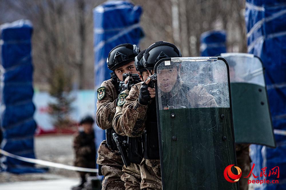 Войска специального назначения Тибетского военного округа проводят контртеррористические учения в высокогорных районах
