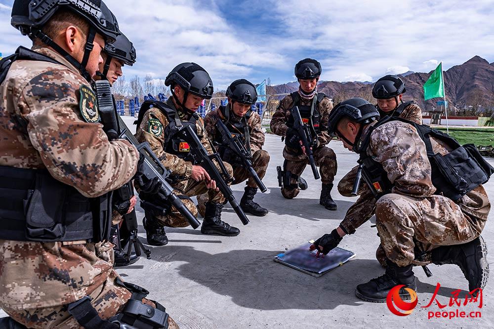 Войска специального назначения Тибетского военного округа проводят контртеррористические учения в высокогорных районах