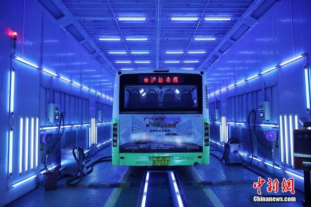 В Шанхае дезинфицируют автобусы с помощью ультрафиолета
