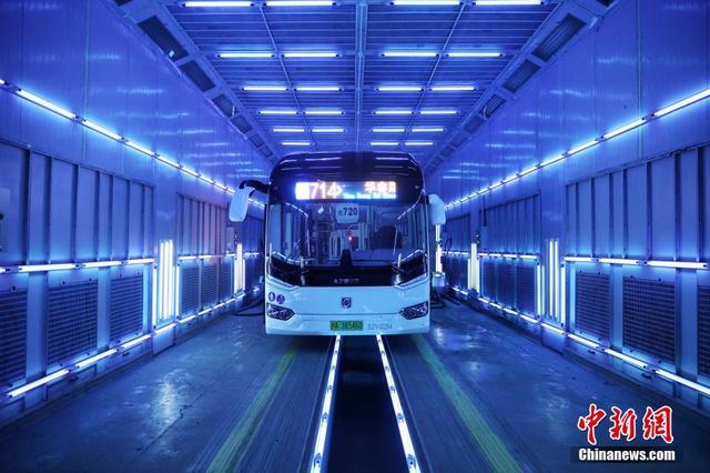 В Шанхае дезинфицируют автобусы с помощью ультрафиолета