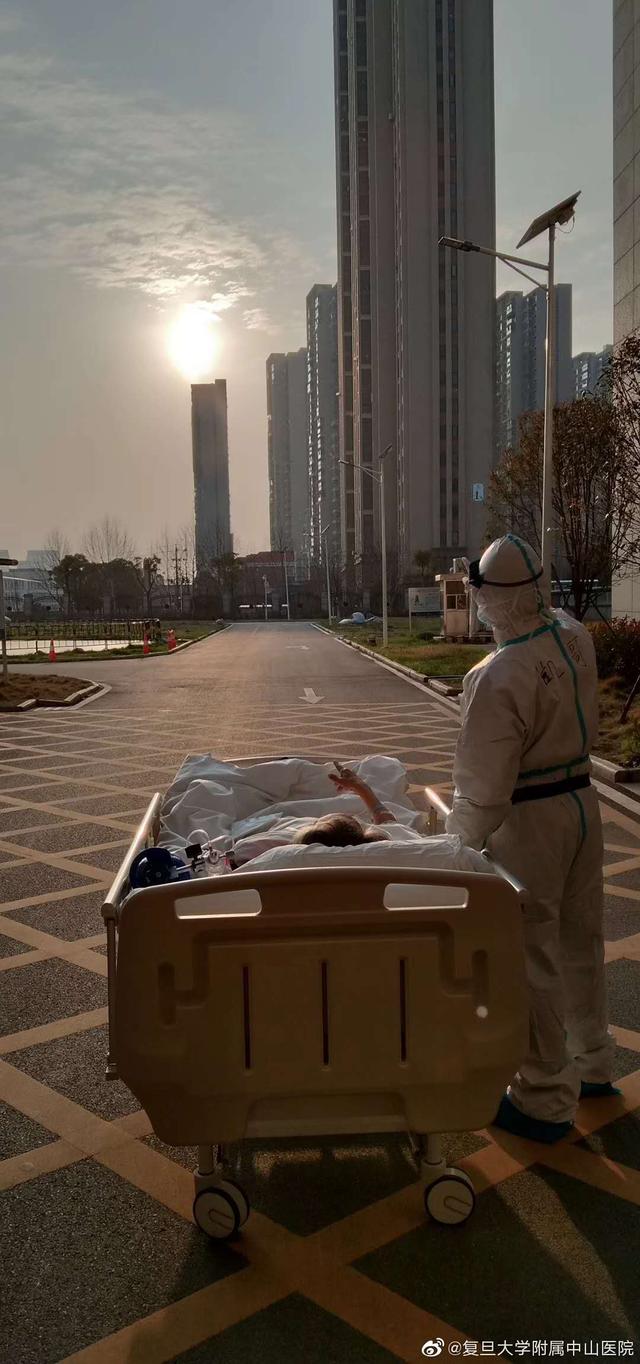 Фотография с пациентом и врачом, которые смотрят на закат растрогала многих пользователей сети в Китае
