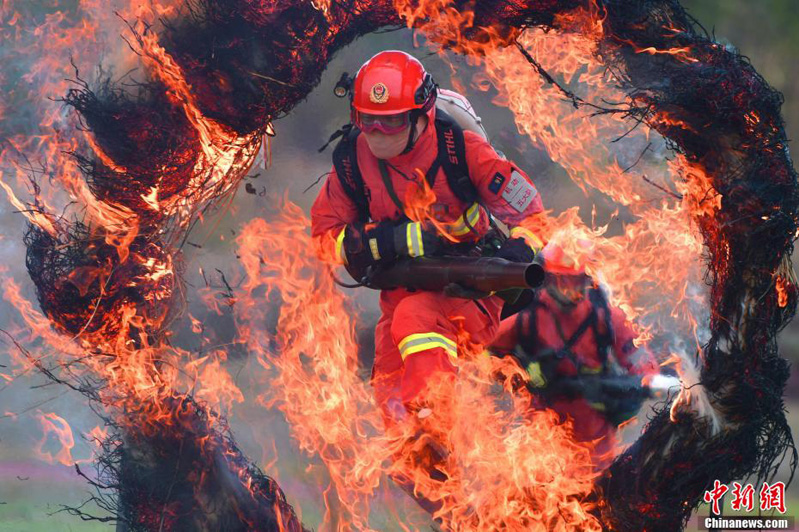 Лесные пожарные из провинции Цзянси в Китае провели учения