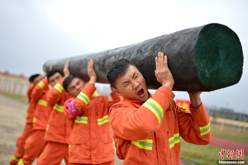 Лесные пожарные из провинции Цзянси в Китае провели учения