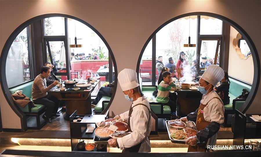 Кафе и рестораны Чунцина возобновляют работу