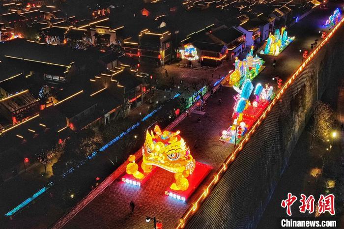 Выставка фонарей на городской стене в Нанкине