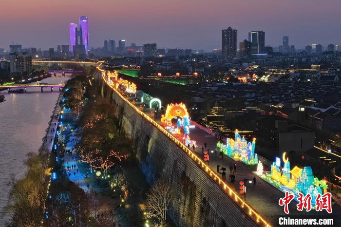 Выставка фонарей на городской стене в Нанкине