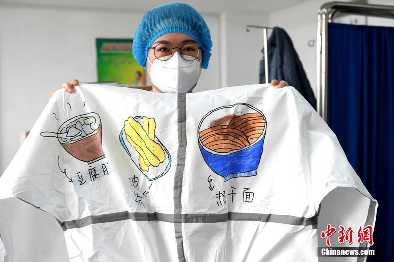 Забавные рисунки на защитных костюмах китайского медперсонала