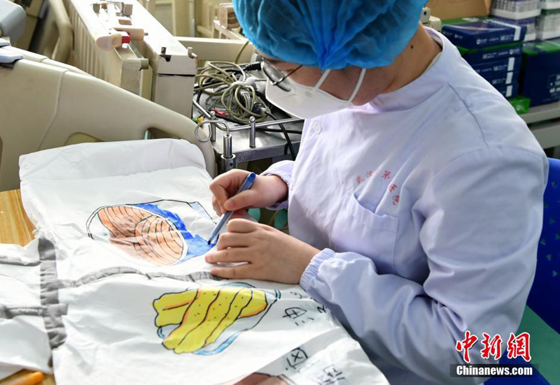 Забавные рисунки на защитных костюмах китайского медперсонала