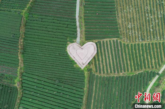 Уникальный ландшафт в форме сердца в провинции Гуйчжоу