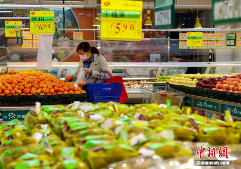 Магазины и супермаркеты города Ухань постепенно вновь открываются для жителей