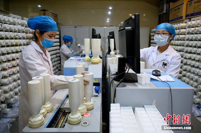 Китайская больница изготовляет лекарства ТКМ для соотечественников за рубежом