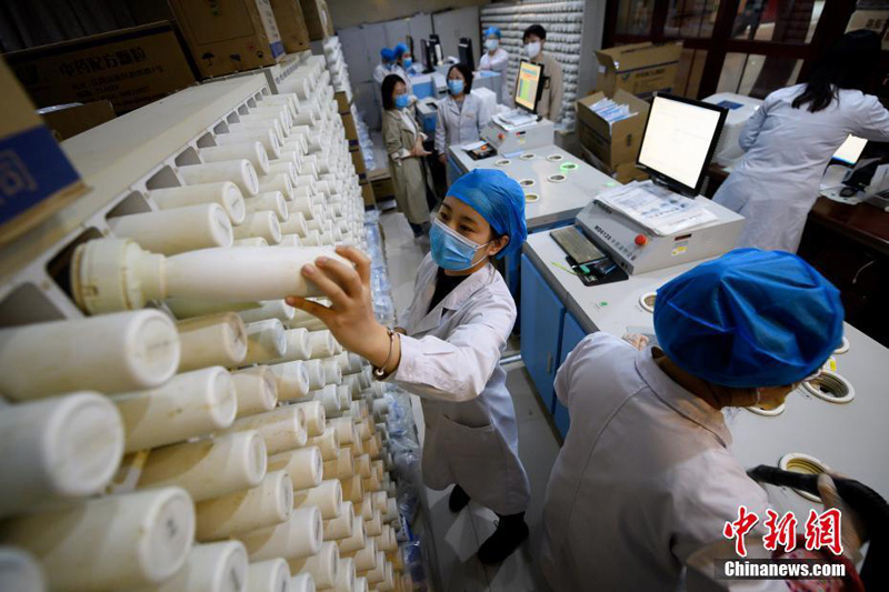 Китайская больница изготовляет лекарства ТКМ для соотечественников за рубежом