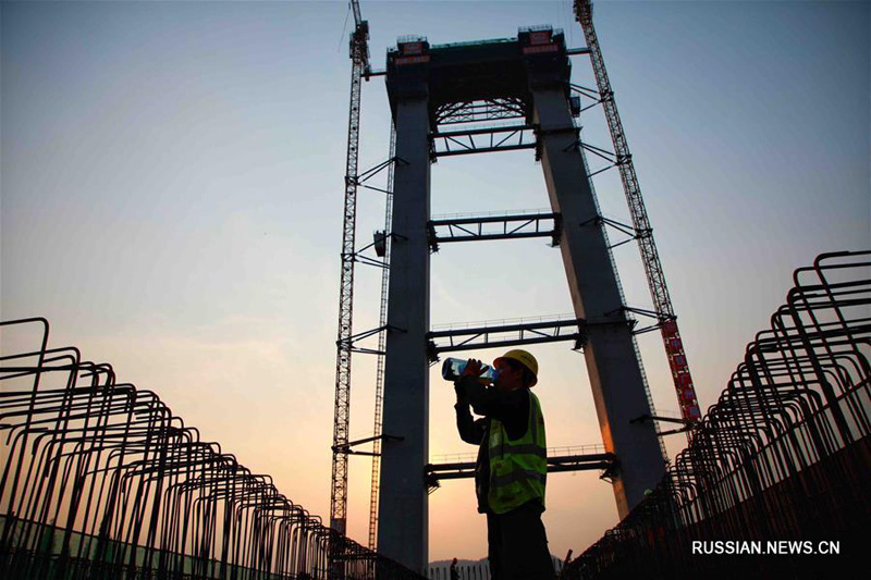 В провинции Гуйчжоу завершено возведение главной опоры моста через водохранилище Кайчжоуху