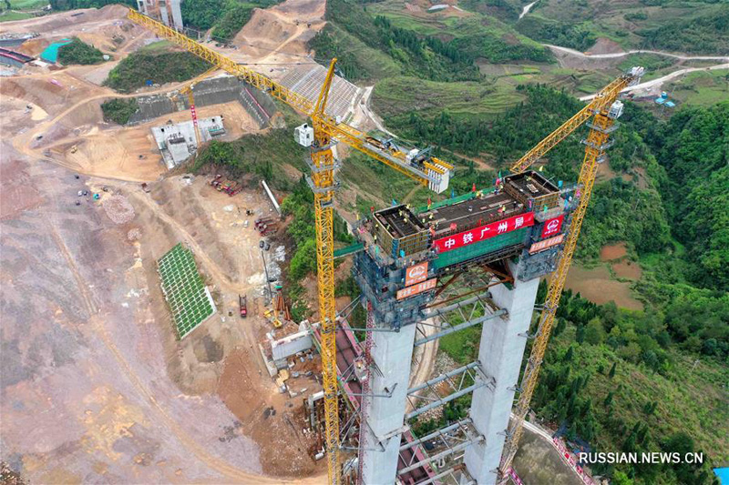 В провинции Гуйчжоу завершено возведение главной опоры моста через водохранилище Кайчжоуху