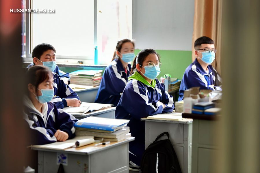 Провинция Цинхай отправила учителей и школьников чартерным самолетом с целью возобновления ими работы и учебы