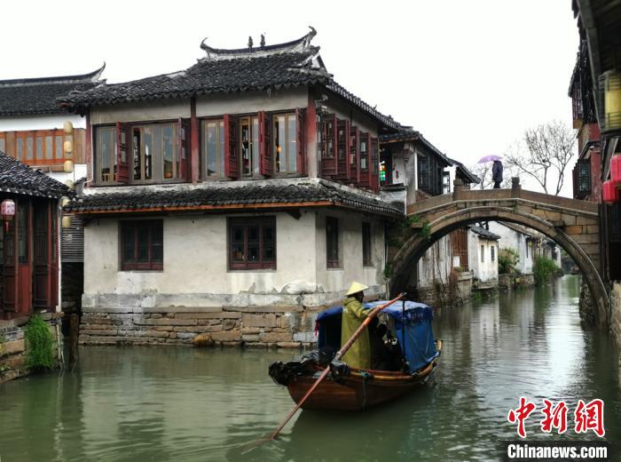 Древний китайский городок Чжоучжуан встретил первую туристическую группу после возобновления работы