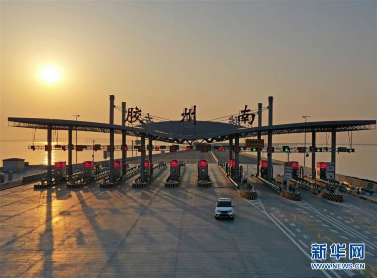 Соединительная линия моста в бухте Цзяочжоу в Циндао открыта
