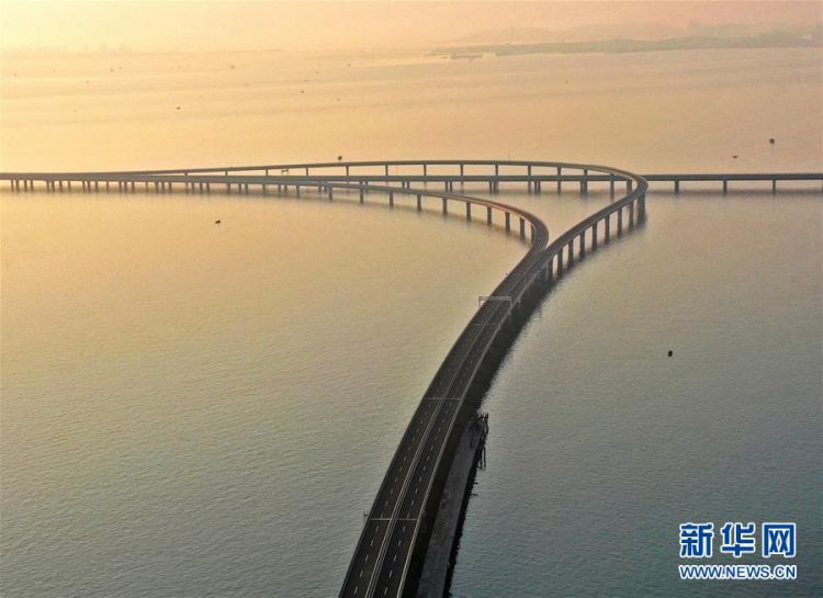 Соединительная линия моста в бухте Цзяочжоу в Циндао открыта