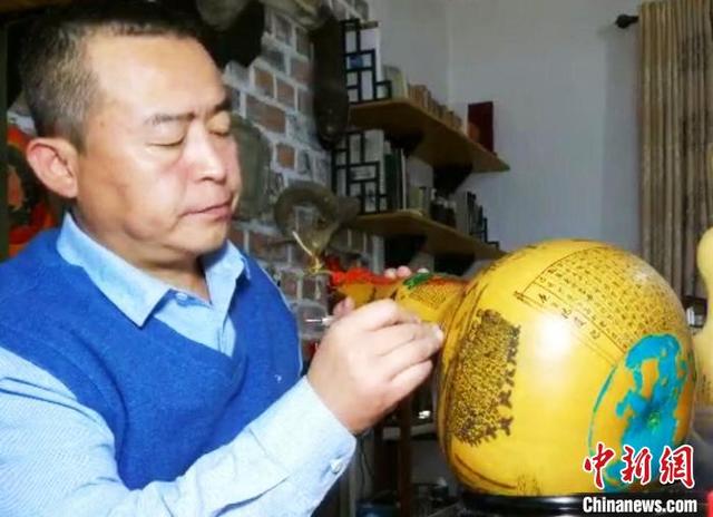 В резьбе по тыкве-горлянке мастер запечатлел борьбу Китая с эпидемией